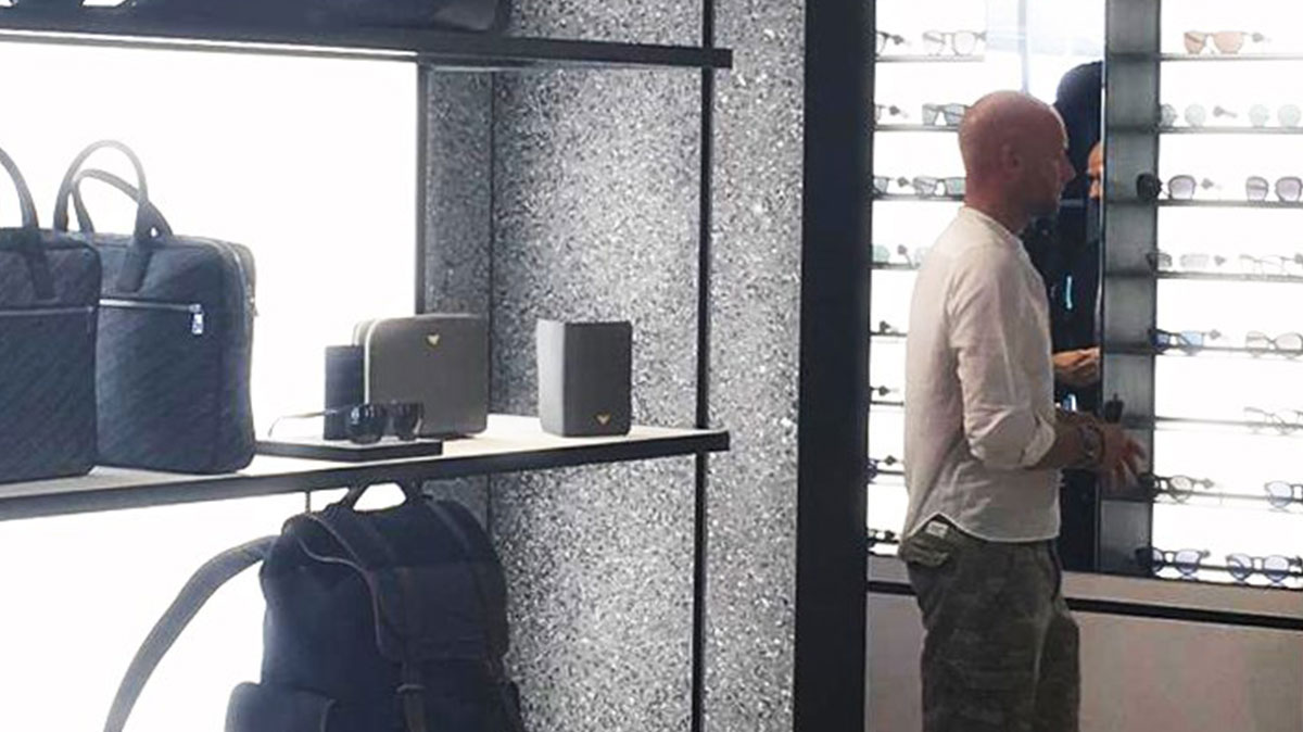 Giaquinto Architetti Associati sceglie i nostri pannelli in vetroresina riciclata decò per gli arredi espositivi del GIORGIO ARMANI OUTLET